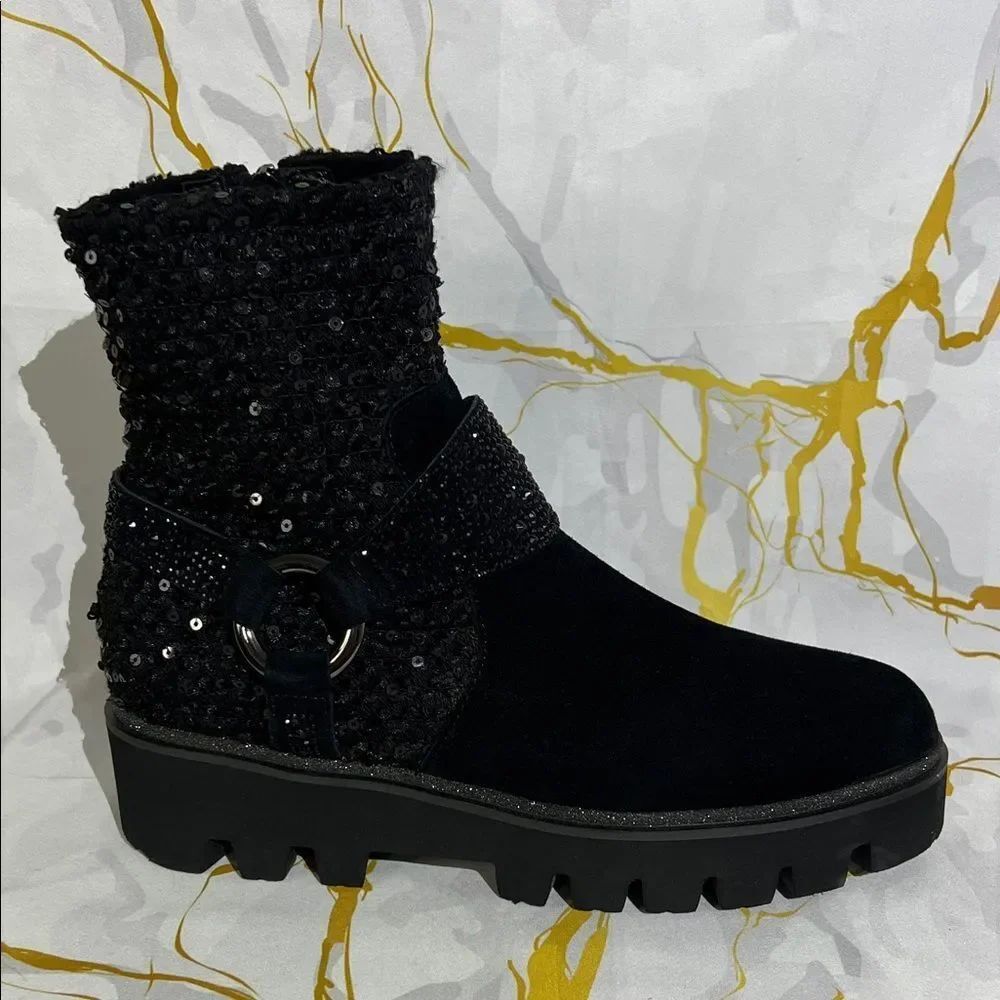 * Elegant Black Ankle Boots with Textured Upper